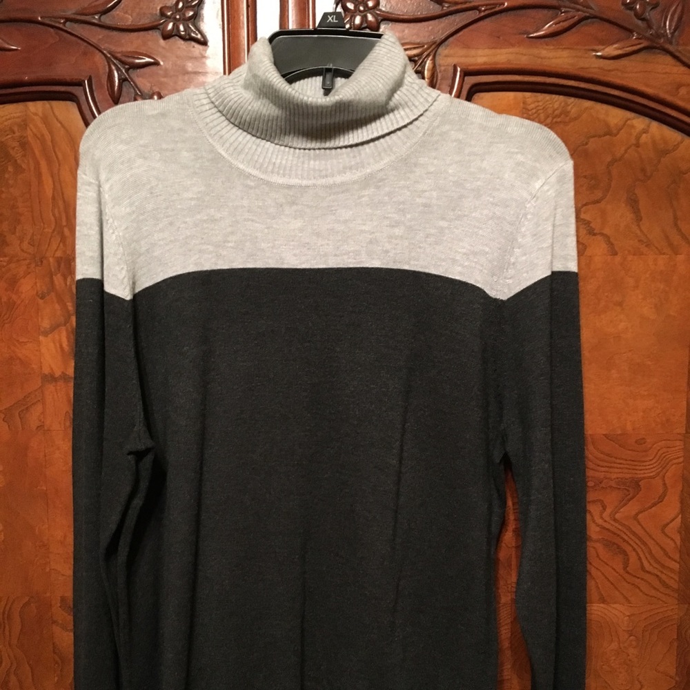 Two tone turtleneck, NWT